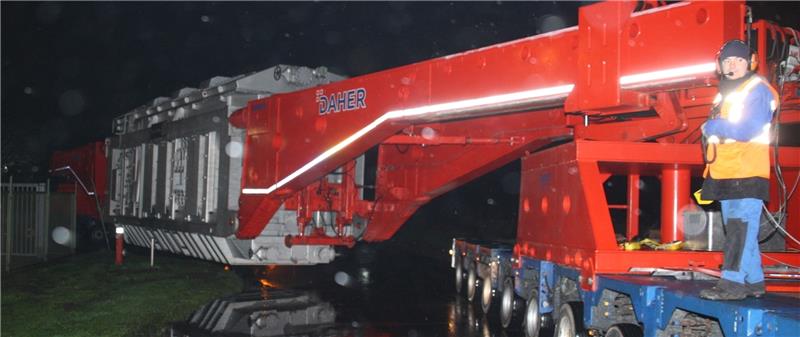 Transformator auf Tour: 445 Tonnen schweres Gespann auf dem Weg ins Umspannwerk Dollern