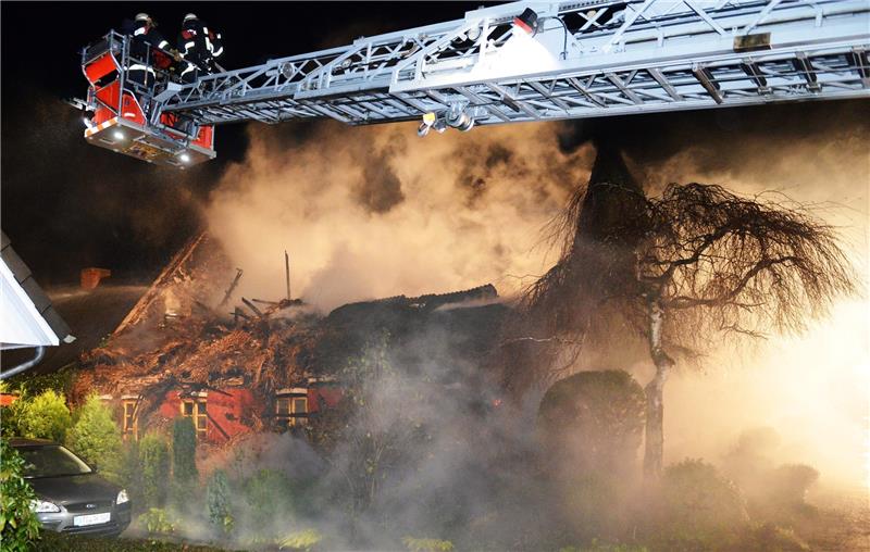 In Guderhandviertel brennt ein Reetdachhaus