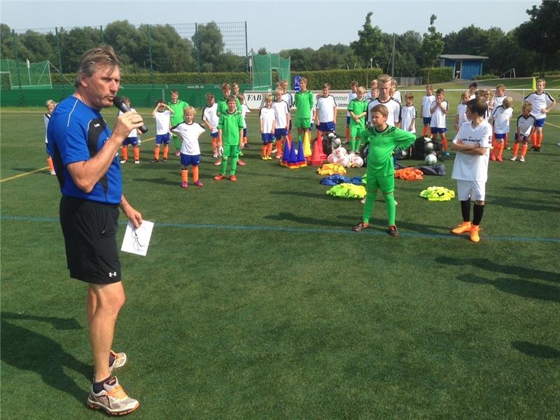 Manni-Kaltz-Fußballschule in Stade gestartet