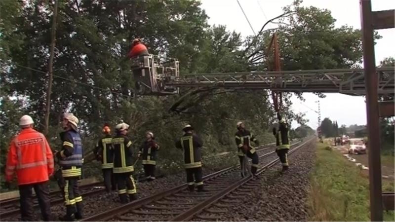 Unwetter zerstört Bahn-Oberleitungen