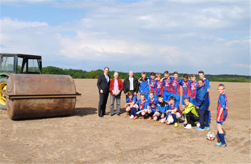 Fußballer besichtigen neuen Bolzplatz in Ottensen