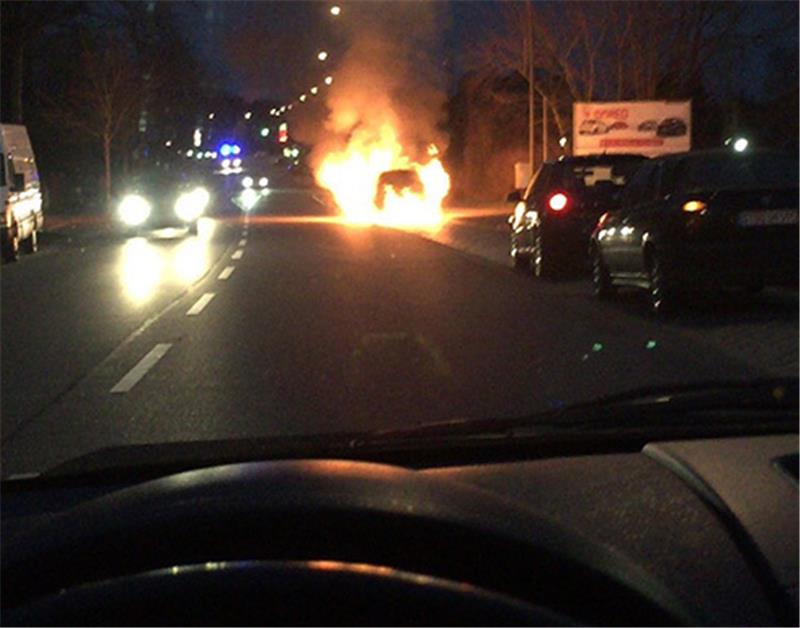 Stade: Auto steht in hellen Flammen