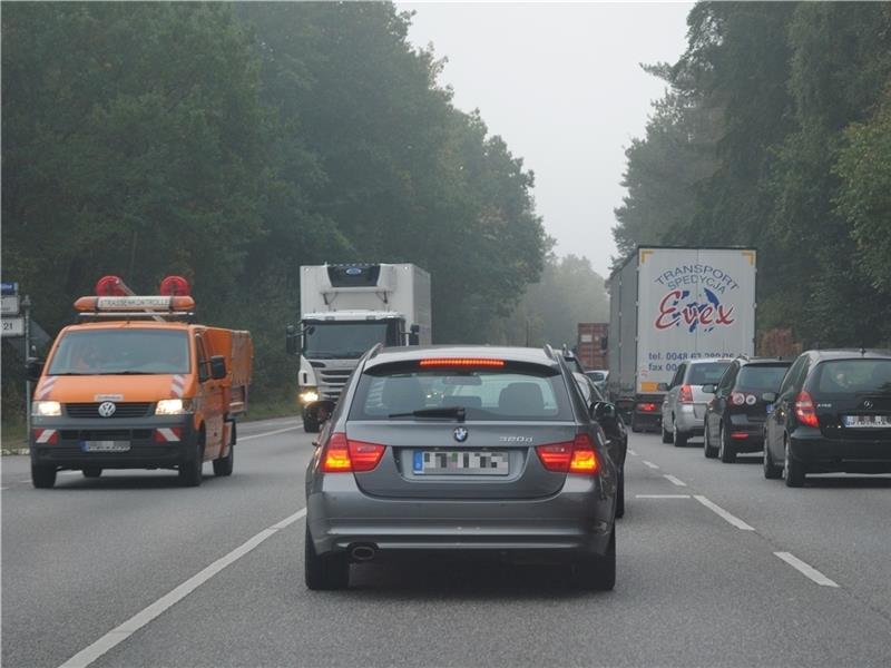 Bis 10 Uhr staute sich der Verkehr auf der B 73 in Buxtehude nach dem Unfall an der „Funkerbrücke“. Foto Vasel