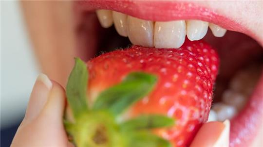 Bitte zugreifen: Wer viel Sport treibt, sollte regelmäßig Erdbeeren essen.