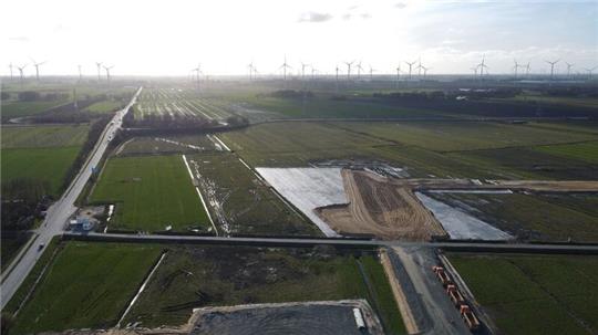 Blick auf die Baustelle der Northvolt Drei Gigafactory (Aufnahme mit einer Drohne).