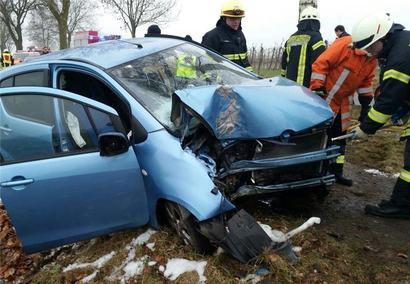 Blick auf die Unfallstelle in Grundoldendorf: Der Opel der Fahranfängerin hat nur noch Schrottwert. Foto Plumbohm