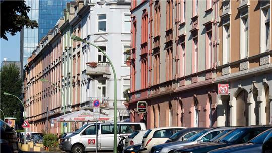 Blick auf eine Häuserzeile im Frankfurter Nordend.