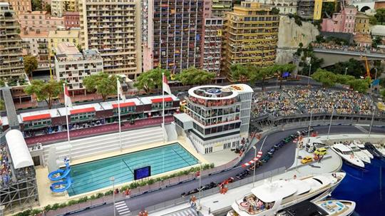 Blick auf einen Teil der Formel 1 Rennstrecke der neuen Monaco-Welt im Miniatur Wunderland.