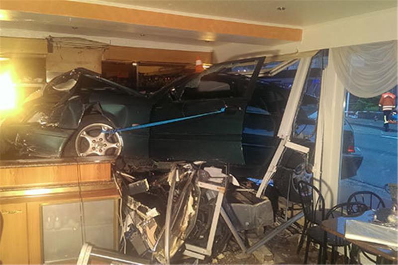 Blick ins Innere der Eisdiele: Mit voller Wucht krachte der Mercedes einer 59-Jährigen in den Gastraum des Eiscafés „Pinocchio“. Foto Polizei