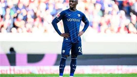 Bochums Christopher Antwi-Adjei steht auf dem Spielfeld.