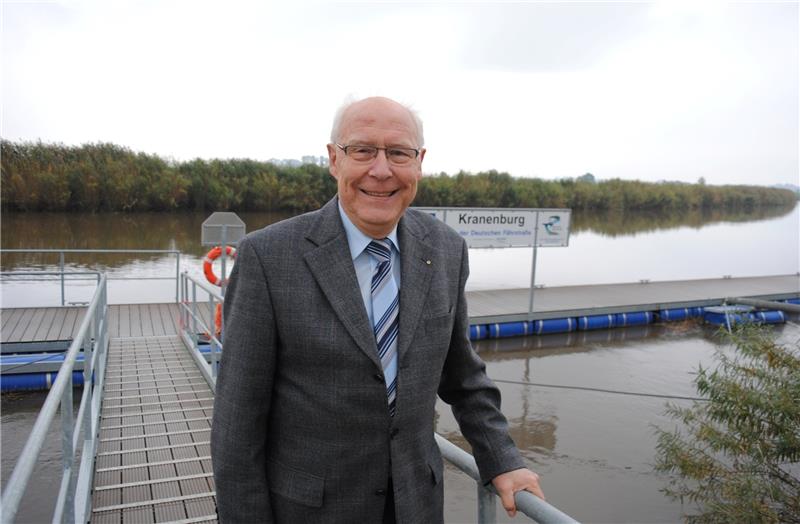 Bürgermeister Horst Wartner am Kranenburger Bootsanleger. Eine der vielen Errungenschaften während seiner Amtszeit. Foto Helfferich