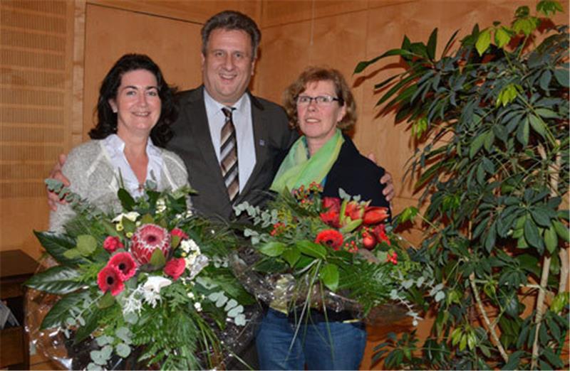 Bürgermeister Michael Ospalski bedankt sich bei seinen Stellvertreterinnen Susanne de Bruijn (links) und Elke Martin für die gute Zusammenarbeit. Foto Beneke