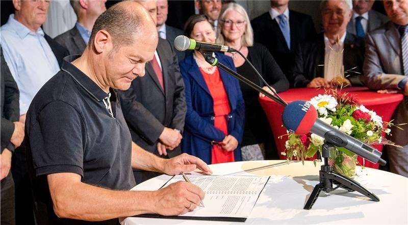 Bürgermeister Olaf Scholz (links, SPD) unterzeichnet das „Bündnis für den Radverkehr“ . Foto Bockwoldt/dpa