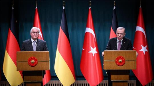 Bundespräsident Frank-Walter Steinmeier (l) und der türkische Präsident Recep Tayyip Erdogan äußern sich bei einer Pressekonferenz nach ihrem Gespräch im Präsidialpalast.