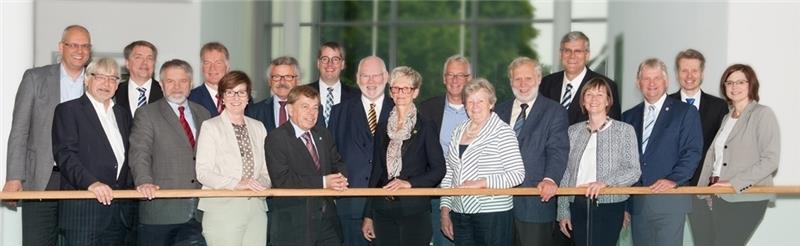 Buxtehudes Bürgermeisterin Katja Oldenburg-Schmidt (6. von links) und ihre Stellvertreterin Beate Schleßelmann (CDU; 7. von rechts) haben das Präsidium des niedersächsischen Städtetages im Stadthaus begrüßt – unter ihnen Vizepräsident Ulric