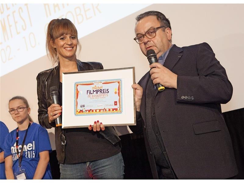 Caroline Sassmannshausen von der Hamburgischen Kulturstiftung überreicht während des Kinder- und Jugendfilmfests den Michel- Filmpreis an Albert Wiederspiel, den Leiter des Filmfestes. Kottmeier