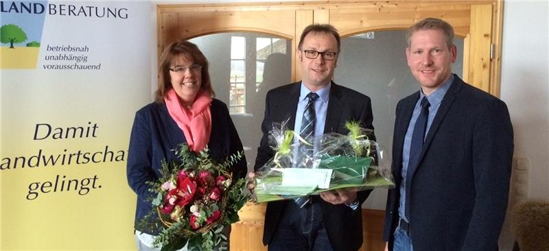 Carsten Wist (rechts) gratulierte dem Ehepaar Hardekopf zum Dienstjubiläum .