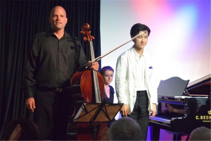Cellist Oliver Mascarenhas und Pianist Haiou Zhang nehmen nach einer furiosen Darbietung...