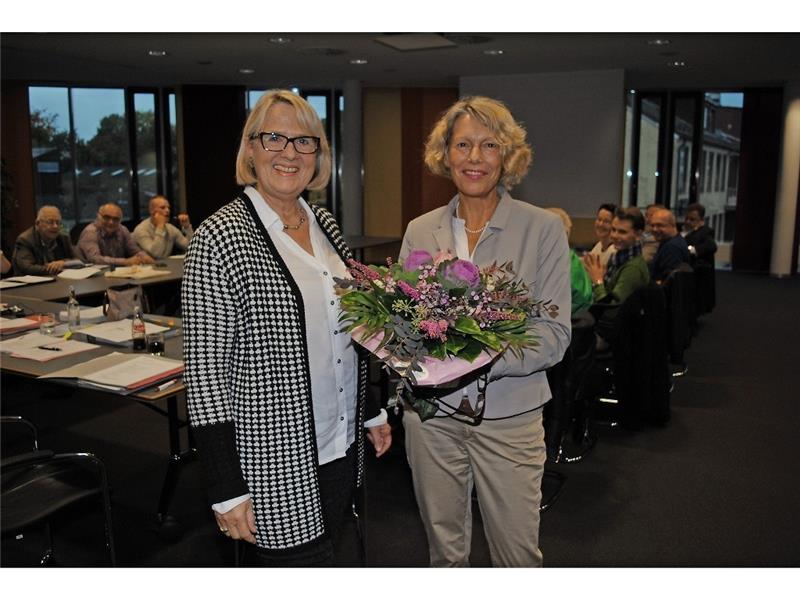 Christiane Holst-Hakelberg ist die neue IGS-Leiterin (rechts). Ausschussvorsitzende Arnhild Biesenbach gratuliert. Vasel