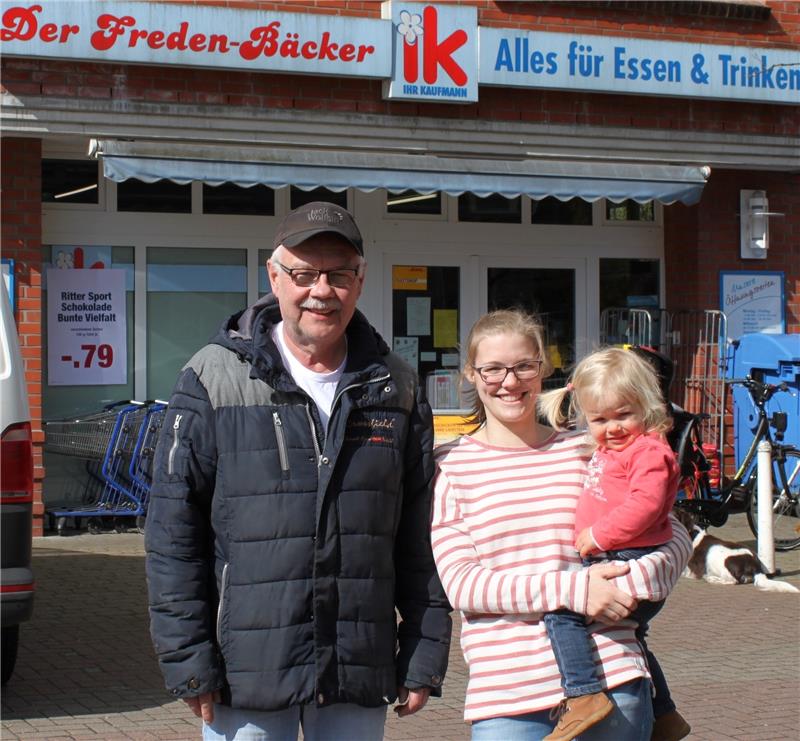 Claus Bösch mit seiner Schwiegertochter Christina Bösch und Enkelin Frieda vor dem Geschäft. Fotos: Nowottny