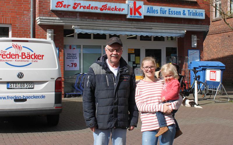 Claus Bösch mit seiner Schwiegertochter Christina Bösch und Enkelin Frieda vor dem Geschäft.  Fotos: Nowottny