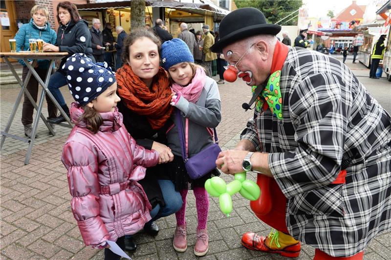 Clown Elmutio zeigt Veronik und Sofia sein Können an den Luftballonfiguren. Fotos: Kordländer