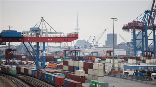 Container werden auf dem Terminal Tollerort der Hamburger Hafen und Logistik AG (HHLA) umgeschlagen.