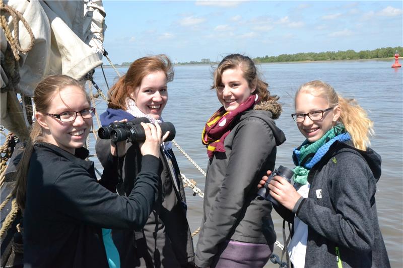Darleen, Katharina, Bonnie und Annika (von links) halten Ausschau nach dem Seeadler. Fotos Schunk