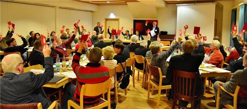 Das Abstimmungsergebnis war eindeutig. Der Kirchenkreistag Buxtehude sprach sich am Donnerstag für Solidarität mit Flüchtlingen aus. Foto Beneke