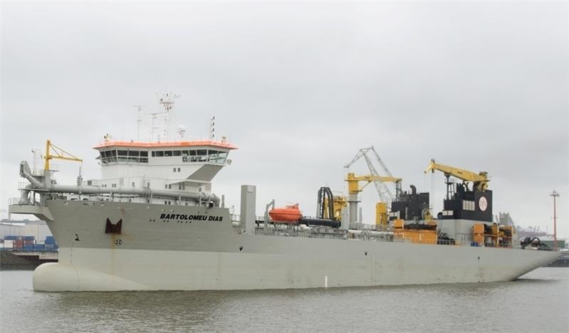 Das Baggerschiff „Bartolomeu Dias“ kann 14 500 Kubikmeter Schlamm aufnehmen und zur Nordsee bringen. Das kostet die HPA etwa 100 000 Euro.