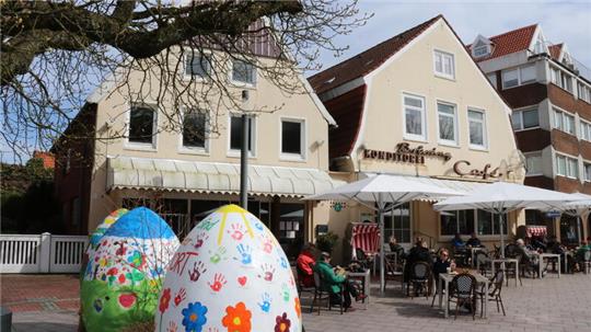 Das Café Brüning am Otterndorfer Kirchplatz erstrahlt in österlicher Pracht. Nichts deutet darauf hin, dass das Traditionshaus in eine wirtschaftliche Schieflage geraten ist.