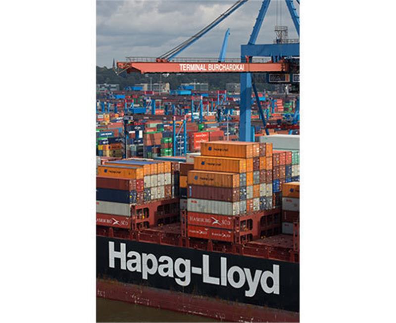 Das Containerschiff Frankfurt Express (vorne) der Reederei Hapag-Lloyd liegt am Terminal Burchardkai (CTB) im Hafen. Foto Charisius/dpa