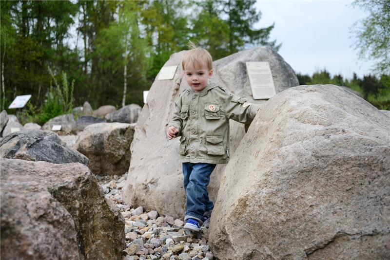 Das Foto – Junge im Garten der Steine – fotografierte Martin Elsen.  Fotos Elsen, Fotostudio Augenblicke, FeelWood,