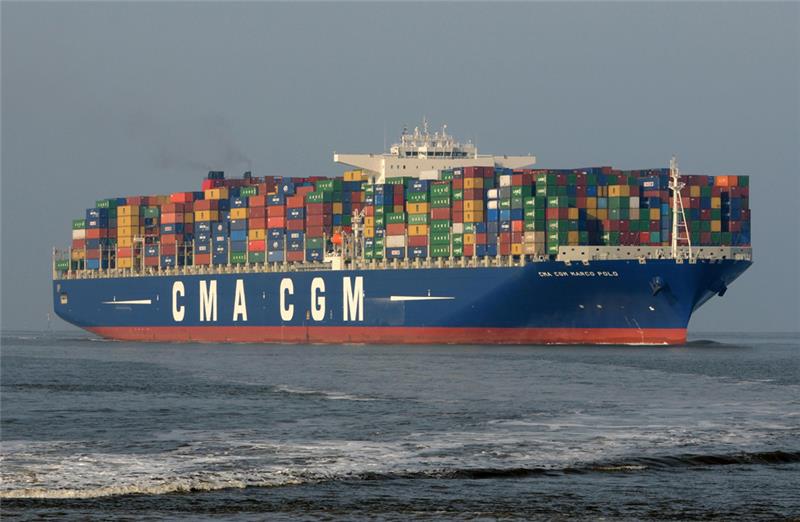 Das Groß-Containerschiff Marco Polo fährt unter der Flagge Großbritanniens.  Foto: Hasenpusch