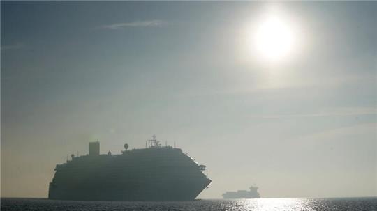 Das Kreuzfahrtschiff „Costa Diadema“ von der Reederei Costa Crociere fährt in der Morgensonne auf der Kieler Förde in Richtung Kiel.