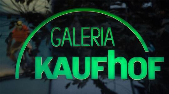 Das Logo der Warenhauskette Galeria Kaufhof ist an einer Filiale zu sehen.