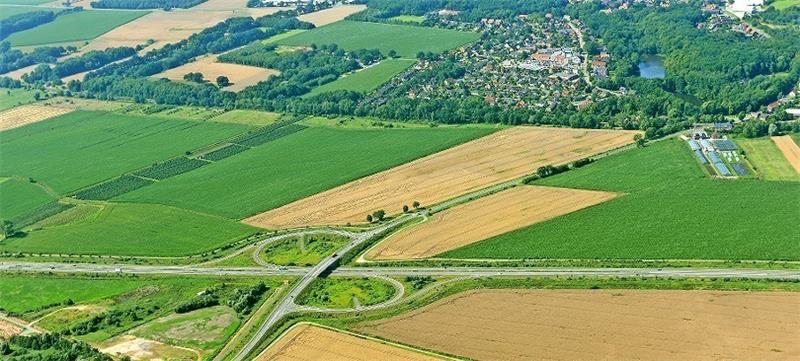 Das Luftbild in der TAGEBLATT-Serie „Die Region im Wandel“ zeigt die Autobahnabfahrt Dollern. Dass neben Dollern (hinten) auch ein Stück Agathenburg zu sehen ist – rechts von der Altländer Straße (Landesstraße 125) – ist kaum bekannt. Die G