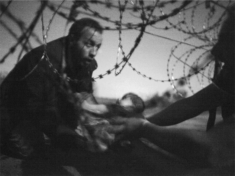 Das Siegerfoto zeigt den Versuch eines Mannes, mit einem Kleinkind die Grenze von Serbien nach Ungarn zu überwinden. Foto Warren Richardson