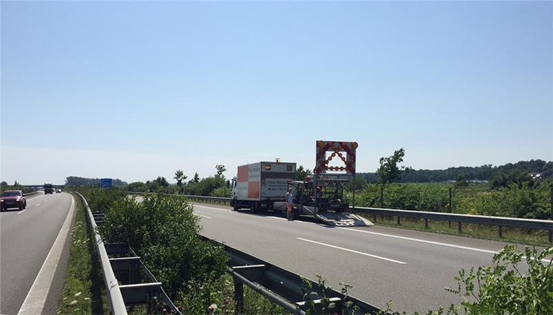 Es ist soweit: Die A26 kann komplett befahren werden Das Verbotsschild wird gerade zusammengeklappt und die Sperrung aufgehoben.