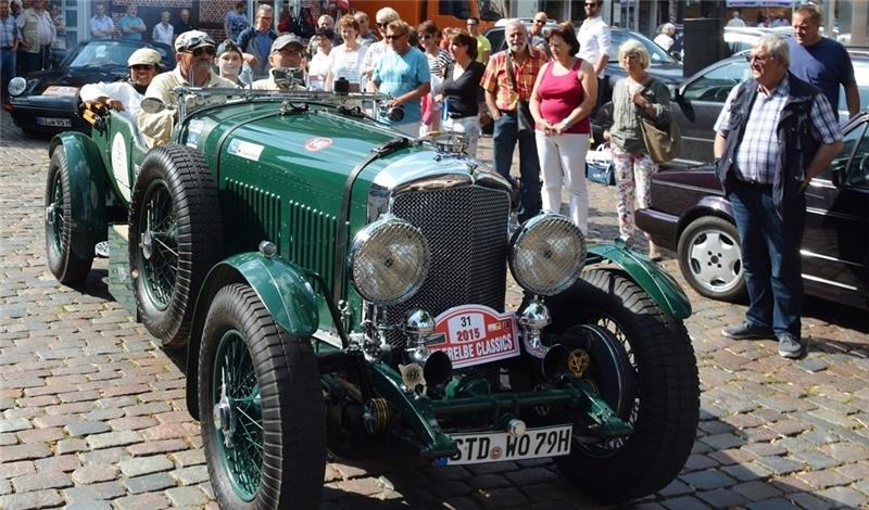 Das älteste und wertvollste Auto im Starterfeld des vorigen Jahres – ein Bentley 8.0 Litre Le Mans – passiert den Fischmarkt. Foto Archiv/Beneke