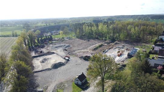 Ein Luftbild zeigt das frühere Gelände der Diskothek MicMac in Moisburg. Bauarbeiten für ein Wohngebiet haben begonnen.