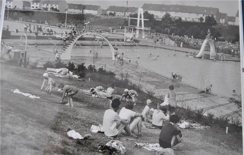 Das im Juni 1962 eröffnete Freibad in seinen Anfangsjahren. In ihren Grundzügen ist die Anlage bis heute gleich geblieben. Foto Gemeindearchiv