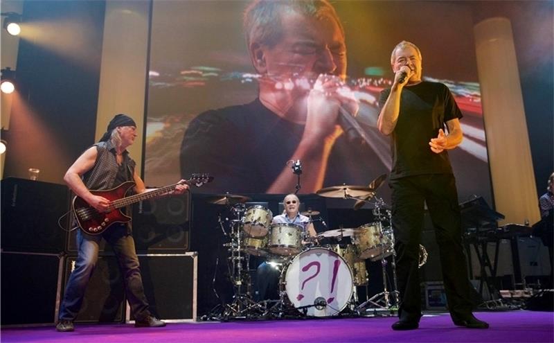 Deep Purple – die britische Rockband mit Sänger Ian Gillan, Gitarrist Steve Morse, Bassist Roger Glover sowie Keyboarder Don Airey und Drummer Ian Paice in der Barclaycard Arena. Foto Schiffler