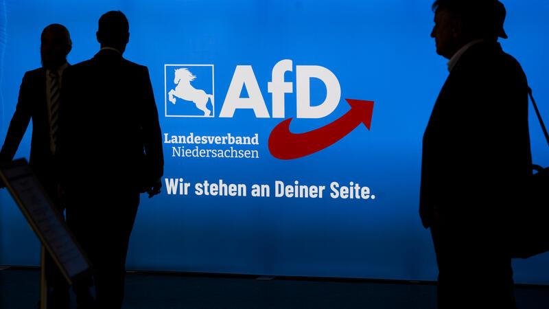 Delegierte und Besucher kommen zum Landesparteitag der AfD Niedersachsen in der Congress Union Celle. Einige Parteien haben im vergangenen Jahr Mitglieder verloren, die AfD in Niedersachsen verzeichnete einen Zuwachs.