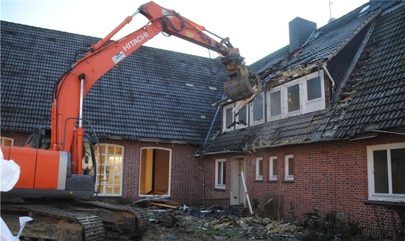 Der Abriss des Gemeindehauses am Schafmarktplatz in Altkloster hat begonnen. Es weicht einem Wohnhaus. Fotos Vasel