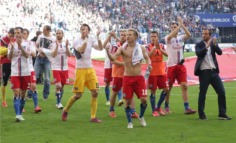 Der Applaus der HSV-Spieler nach dem 2:0-Sieg gegen Schalke gehört den Fans. Foto dpa