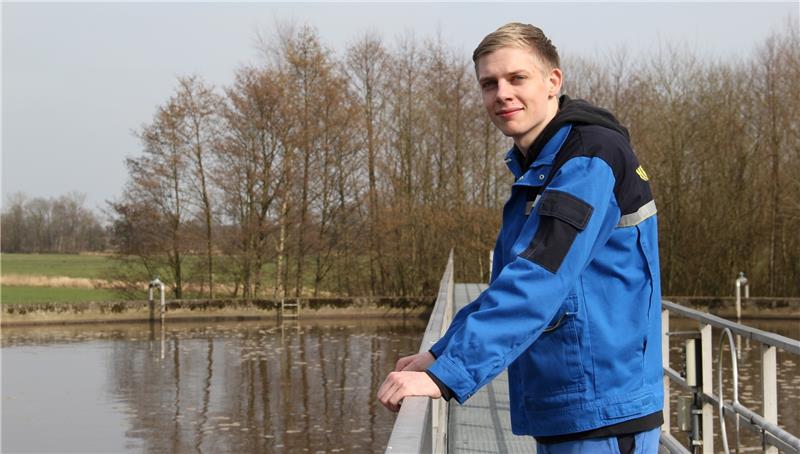 Der Auszubildende Niklas Quast am Biologiebecken der Kläranlage: Unter ihm filtern Millionen Bakterien Schadstoffe aus dem Wasser. Foto Meybohm