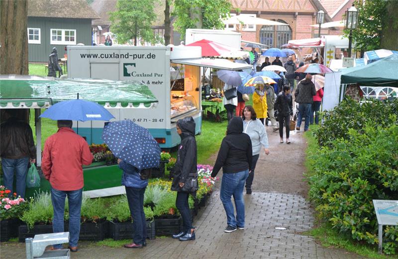 Der Bio Bauern- und Pflanzenmarkt fand am Sonntag trotz des Regens zum Auftakt der neuen Saison statt. Foto Meybohm
