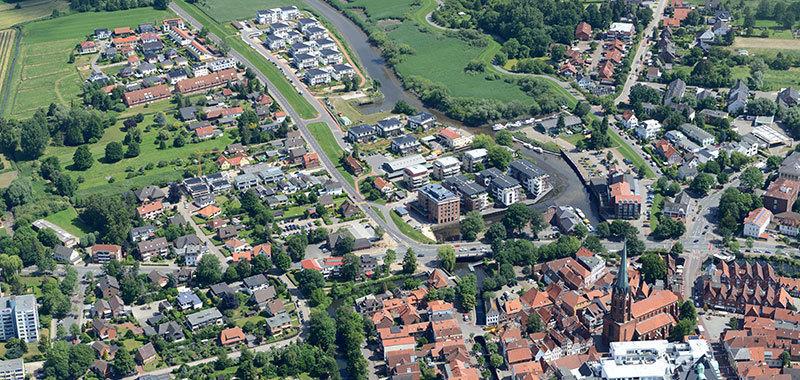 Der Blick auf den Buxtehuder Hafen mit seinen attraktiven Wohnungen, in denen rund 500 Menschen leben. Foto Martin Elsen