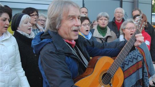 Der Buxtehuder Musiker Harald Winter in Aktion, hier bei einer Gedenkveranstaltung für Gustav Schneeclaus.